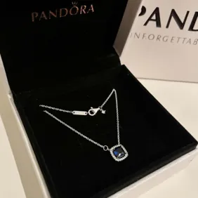 Pandora grandinėlė su mėlynu pakabuku